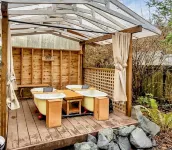 Cozy Cottage Retreat w/ Open Air Bath house, one minute walk to Squaxin Park