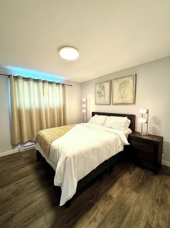 5 bedroom getaway close to big shopping giants Отели рядом со станцией Залізнична станція Монктон