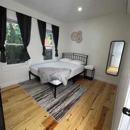 Charming 3-bedroom apartment in superb Schenectady with AC