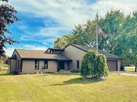 Charming 4-bedroom house located on Deer Run Golf Course. Perfect location!!!! Hoteles en Brillion