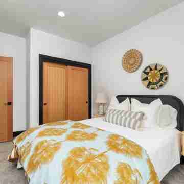 Stunning Floating Home on the Willamette River! Rooms