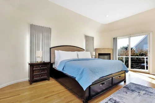 Ocean view Spacious 5-bedroom villa with heated pool jacuzzi & private beach Hotels in Lido Beach