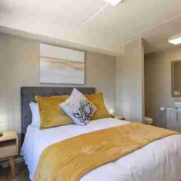 Nivica 46 Luxury Apartment with Sea View. Close to beach and amenities. Rooms