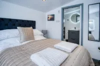 Cedars Lodge - Hot Tub - Penally - Tenby