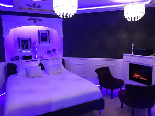Lovin'Room Romantic Suite with private Jacuzzi Hotels in Lannion