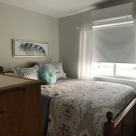 Fully appointed 2 bedroom carriage house in beautiful Penticton! Winter Rates!