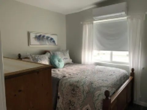 Fully appointed 2 bedroom carriage house in beautiful Penticton! Winter Rates!