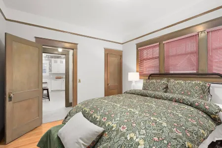Executive Style Comfort with AC, WiFi in The Dalles