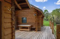 Charming riverfront 2-bedroom cabin in enchanting Dubois with WiFi