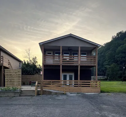 Private house sleeps 8 in Logan.  Located near HMTS access points, dining, shops
