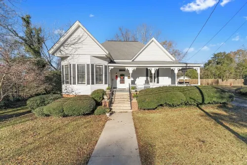 Charming 3-bedroom historic 1888 cottage located in downtown Abbeville Hotels in Abbeville County