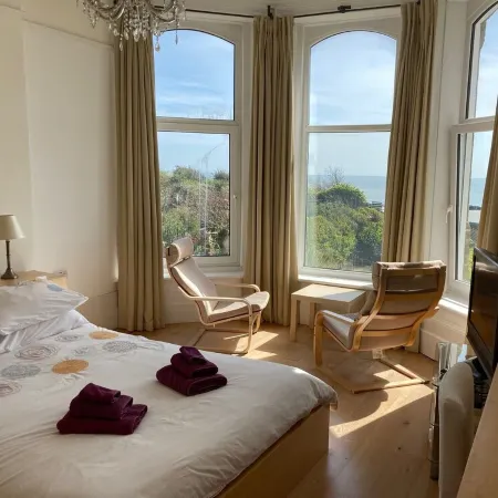 Bermuda House with parking, good sea view and minutes from beach and shops