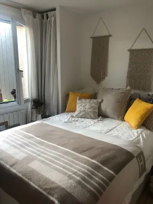 Charming apartment nestled among olive trees in the heart of nature! Hotels in Eguilles