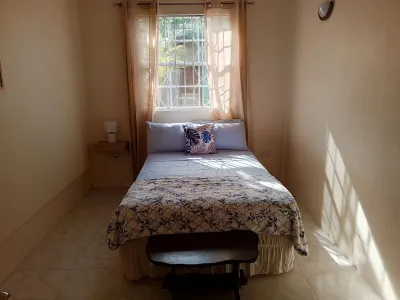Charming 2-bedroom apartment with WiFi, AC in lovely St David's Hôtels à : 