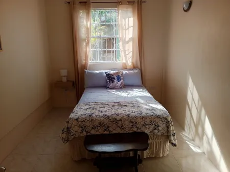 Charming 2-bedroom apartment with WiFi, AC in lovely St David's Отели в г. Corinth