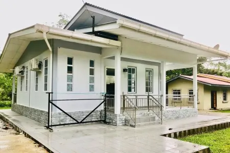 Grace Guesthouse , 2BR Cabin with River & Mountain Views