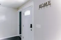 Modern Minimalist Home 4BR 5 Beds, AC Comfort & Wifi Hotels in Burlington