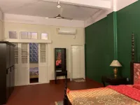 Charming 2-bedroom, 2 bath apartment in Central Kolkata with WiFi, AC, Kitchen Hotels in 