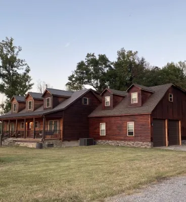 Newly added studio apartment, above garage. Hotels in Phillips County