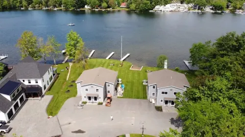 Lakefront 3 bedroom Duplex on Lake Winnisquam 9-dock and beach Building 1 Unit B Hotel a Winnisquam