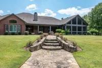 6000 sq ft home with Private Pool and Hot Tub, Sleeps 16 - 13 Acres