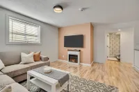 Stylish Mountain Basecamp, Serene Comfort in 650 SqFt