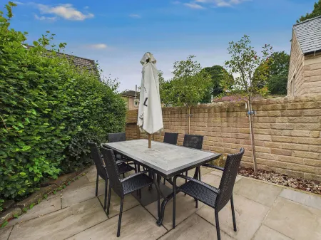 Oakwood Lodge Отели рядом с достопримечательностью «Ли Гарденс Лтд»