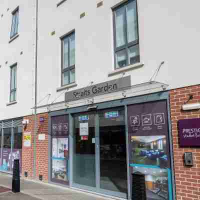 Students Only Straits Egham - 40 Mins to Waterloo - Direct Bus to Heathrow Hotel Exterior