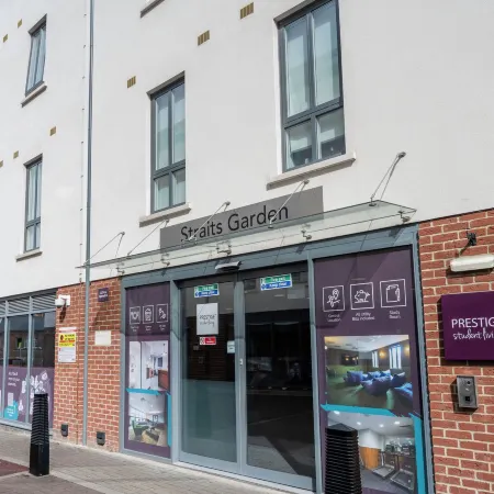 Students Only Straits Egham - 40 Mins to Waterloo - Direct Bus to Heathrow