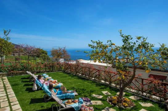 Villa Teresea: 3BR/3BA + Garden •Just steps from the beach-On the Main Road