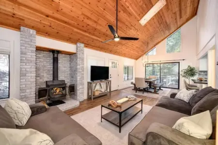 Cozy-chic cabin close to wineries!