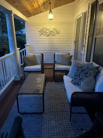 Beautiful home by the sea-4 miles from Salem, 12 miles from Boston-by 2 beaches Отели в г. Суомпскотт