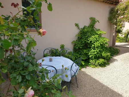 Authentic provencal country house w/ private pool in walking distance to market