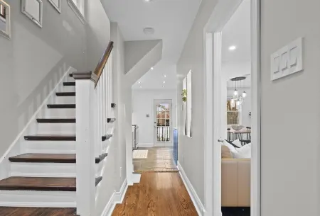 Executive Detached Home For Longer Stays (Minutes to Downtown & Danforth) Отели рядом с достопримечательностью «Торонто Ботаникал Гарден»