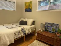 Adorable house walking distance to town-comfy private back patio