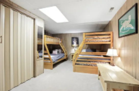 樹屋湖泊與小徑小屋三臥室小屋