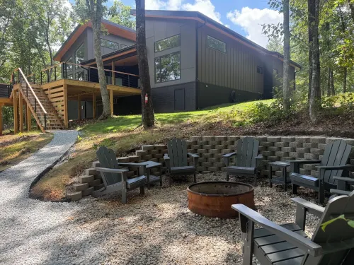 Secluded, modern, spectacular views, hot tub on 18 acres. Firepit,games & more!