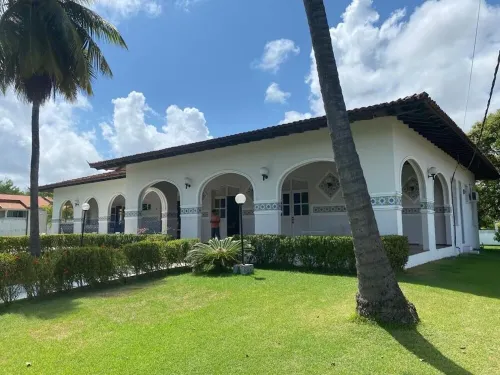 Your family vacation paradise with pool, palm trees and garden