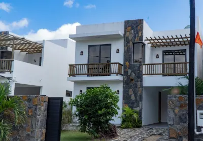 Garuda Villa: 4BR luxury with private pool, terrace, WiFi & modern amenities! Hoteles en 