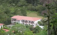 Riverside Tranquility, Mountain Views, Hotel Rio Perlas, Spa and  Hot Springs. Các khách sạn ở 