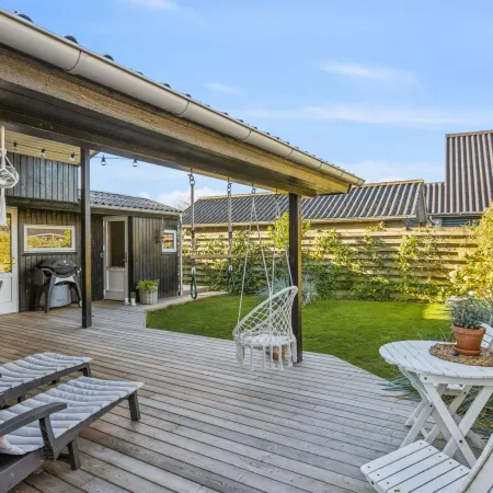 "Pedersen" - 50m from the Sea