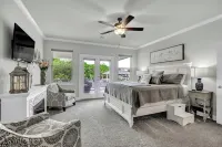 Stunning Luxury Home on Lake LBJ! Hotels in Horseshoe Bay