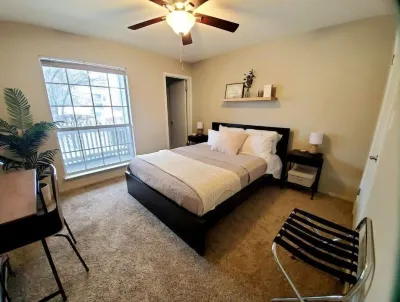 Cozy One Bedroom, Washer Dryer, Central Location,  Fireplace, Monthly Discounts Hotel a 