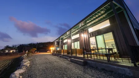 Gyeongju Jayeon Pension Отели рядом с достопримечательностью «Яндон»