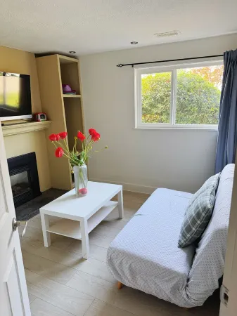 10min to Ferry.30 mins to airport. Family sized separate entrance.Pets-friendly.