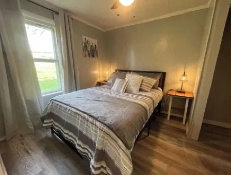 River Rock Cabin - Near Spring River and Main St