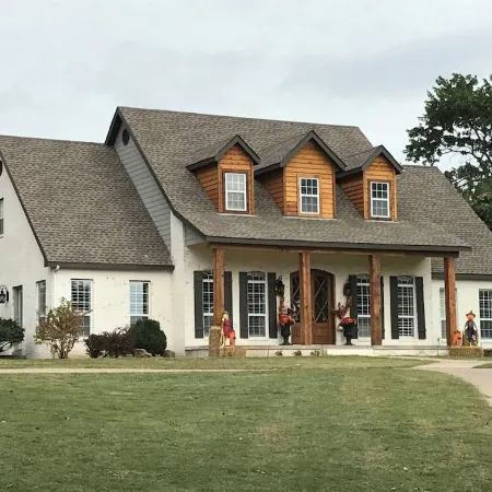 Modern Farmhouse on 6 acres, 7 bedrooms, with a pool.