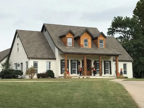 Modern Farmhouse on 6 acres, 7 bedrooms, with a pool. - 4 étoiles