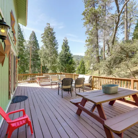 Remodeled Crestline Retreat Walk to Lake Gregory!