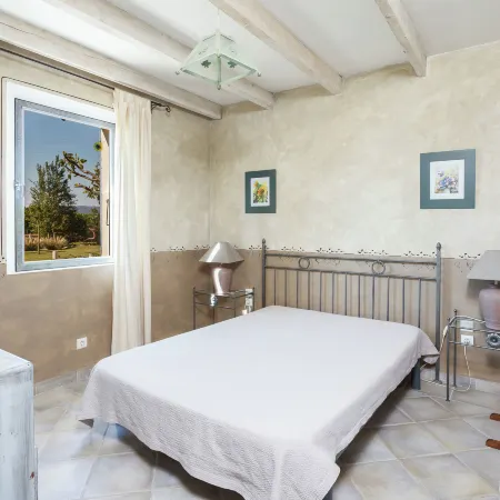 Cottage in Oppède with Poolside Bliss Отели в г. Оппед